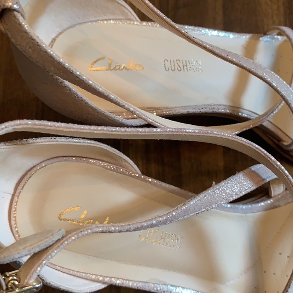 Clarks Women’s Gold Heels Size 9.5 - Picture 6 of 8